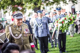  Uroczystości odbyły się pod pomnikiem AK w Olsztynie. Wzięli w nich udział przedstawiciele władz, służb mundurowych oraz kombatanci