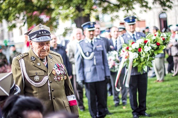  Uroczystości odbyły się pod pomnikiem AK w Olsztynie. Wzięli w nich udział przedstawiciele władz, służb mundurowych oraz kombatanci