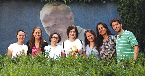 W sumie podczas krakowskich Światowych Dni Młodzieży będzie potrzebnych ponad 25 tysięcy wolontariuszy z Polski i zagranicy. Niektórzy już rozpoczęli swoją pracę