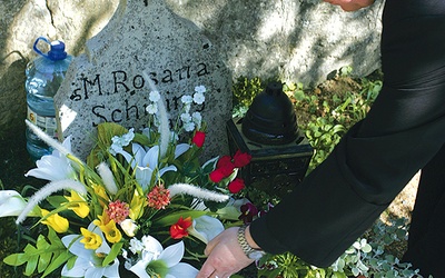 W Nowogrodźcu znajduje się grób brutalnie zamordowanej tam s. Rosarii Schilling, którym opiekują się miejscowi wierni