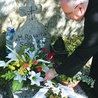 W Nowogrodźcu znajduje się grób brutalnie zamordowanej tam s. Rosarii Schilling, którym opiekują się miejscowi wierni