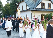   Figurę wniesiono procesyjnie do kościoła