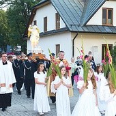   Figurę wniesiono procesyjnie do kościoła