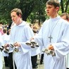  Ministranci podczas procesji Bożego Ciała w Gliwicach