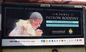 W wielu miejscach w Gdańsku znaleźć można plakaty przypominające o Dniu Papieskim, w którym odbywa się zbiórka funduszy na stypendia dla zdolnej młodzieży. 