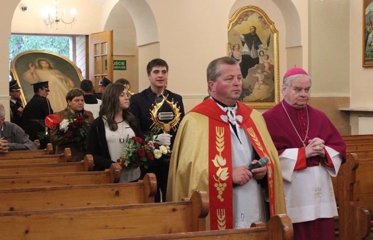Bp Tadeusz Rakoczy, ks. Marian Kulik - proboszcz w Lipowcu oraz delegacje parafian wprowadzili Znaki Miłosierdzia do kościoła parafialnego