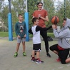 Licealista Damian Trojan (z prawej, z piłką) współorganizuje ewangelizacyjne turnieje koszykówki ulicznej