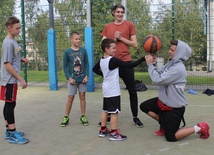 Licealista Damian Trojan (z prawej, z piłką) współorganizuje ewangelizacyjne turnieje koszykówki ulicznej