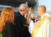 O. Jacek Skupień OP podaje relikwie św. Jana Pawła II delegacji hermanickiej parafii