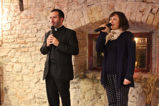 Ks. Pierre-Hervé Grosjean z młodzieżą i wychowawcami