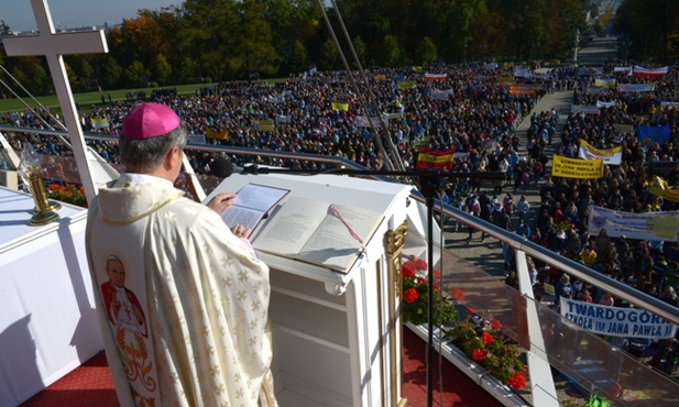 Pielgrzymce przewodniczył bp Henryk Tomasik, krajowy duszpasterz Rodziny Szkół Jana Pawła II