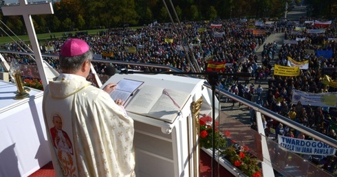 Pielgrzymce przewodniczył bp Henryk Tomasik, krajowy duszpasterz Rodziny Szkół Jana Pawła II