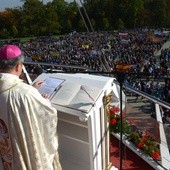 Pielgrzymce przewodniczył bp Henryk Tomasik, krajowy duszpasterz Rodziny Szkół Jana Pawła II