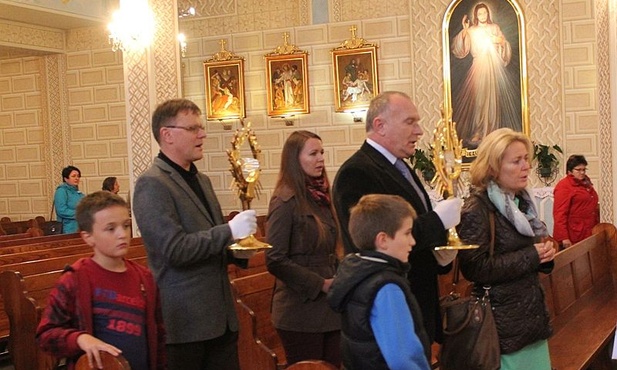 Delegacje przedstawicieli wszystkich pokoleń wniosły relikwie Apostołów Miłosierdzia
