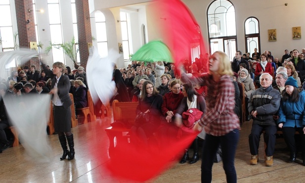 Modlitwa flagami we wspólnocie SECiM w Bielsku-Białej