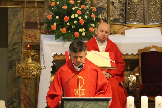 Uczniowie u ks. Szramka