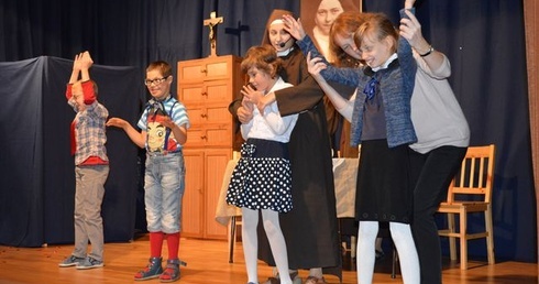 Sercem i dotykiem poznają świat