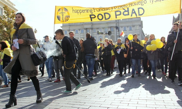 Happening stypendystów Fundacji "Dzieła Nowego Tysiąclecia" zapraszam do wspólnego świętowania Dnia Papieskiego
