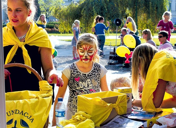 Od lat na ulicach naszych miast w okolicach Dnia Papieskiego można spotkać młodych ubranych w żółte chusty