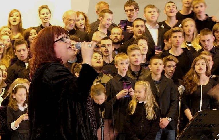 Beata Bednarz wystąpiła z chórzystami, z kórymi prowadziła zajęcia warsztatowe
