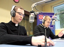 Kleryk Łukasz Brudzeński i diakon Paweł Grzesiak są dobrze znani pracownikom Radia Olsztyn.  Od kilku lat współtworzą audycję „Gloria FM”