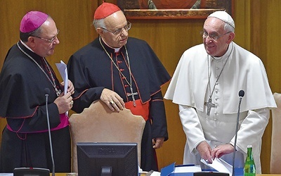 Kard. Lorenzo Baldisseri (w środku) i bp Fabio Fabene w rozmowie  z papieżem w czasie sesji synodalnej 6 października 