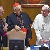 Kard. Lorenzo Baldisseri (w środku) i bp Fabio Fabene w rozmowie  z papieżem w czasie sesji synodalnej 6 października 