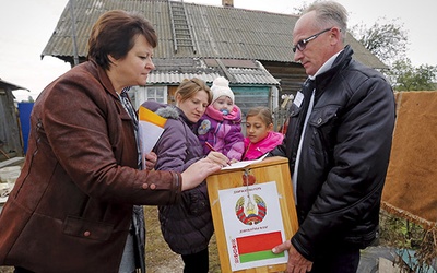 Tradycji stało się zadość. Alaksandr Łukaszenka znów został wybrany na prezydenta Białorusi, zdobywając 83,49 proc. głosów. Na zdjęciu głosowanie we wsi Kurkowo. W wielu miejscach Komisje same przyjeżdżały do wyborców 