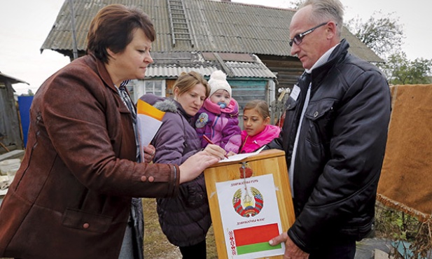 Tradycji stało się zadość. Alaksandr Łukaszenka znów został wybrany na prezydenta Białorusi, zdobywając 83,49 proc. głosów. Na zdjęciu głosowanie we wsi Kurkowo. W wielu miejscach Komisje same przyjeżdżały do wyborców 