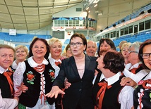 Ewa Kopacz była bardzo aktywna podczas kampanii wyborczej. Na zdjęciu spotkanie z kołem gospodyń wiejskich na Targach Zdrowego Życia „Senior” w Płocku