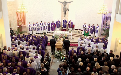 Msza pogrzebowa pod przewodnictwem bp. Piotra Libery we wzniesionym przez zmarłego i jego parafian kościele w Zielonej Ciechanowskiej