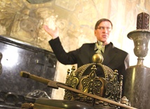 Ks. proboszcz Stefan Cegłowski oprowadza po kaplicy królewskiej, w której gołym okiem są widoczne wilgoć, pęknięcia i ubytki