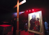  Symbole ŚDM to krzyż ofiarowany młodym przez Jana Pawła II oraz ikona Matki Bożej Salus Populi Romani