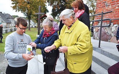 Zbiórka na rzecz fundacji w Kwakowie k. Słupska. Każdy, kto wrzucił ofiarę do puszki, otrzymywał okolicznościową naklejkę