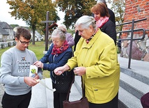 Zbiórka na rzecz fundacji w Kwakowie k. Słupska. Każdy, kto wrzucił ofiarę do puszki, otrzymywał okolicznościową naklejkę