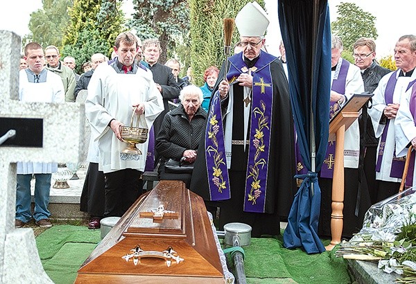  Ks. Krzysztof został pochowany w Świdwinie, w rodzinnym grobowcu. Żegnały go tłumy wiernych