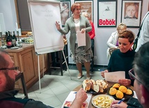 Joanna Katarzyńska-Zientala opowiadała o celebracji Rosz Haszana i nakarmiła uczestników warsztatów tradycyjnymi daniami związanymi z tym świętem 