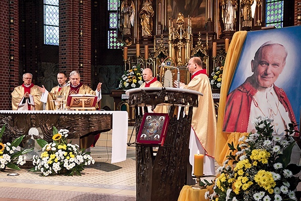 Mszy św. z okazji obchodów XV Dnia Papieskiego Ziemi Gliwickiej przewodniczył bp Jan Kopiec