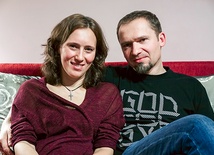  Iwona i Marcin Ziemniewiczowie, muzycy chrześcijańskiego zespołu Kadosz, są rodzicami Zuzy, Wojtka, Bartka i (od niedawna) Kuby