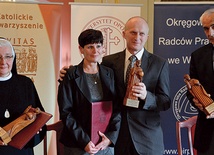 Powyżej: S. Margarita Cebula, Urszula i Piotr Dziamarscy  oraz prof. Włodzimierz Kaczorowski ze statuetkami 