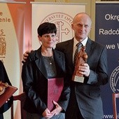Powyżej: S. Margarita Cebula, Urszula i Piotr Dziamarscy  oraz prof. Włodzimierz Kaczorowski ze statuetkami 