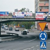  Wizerunki kandydatów różnych partii są przy uczęszczanych trasach