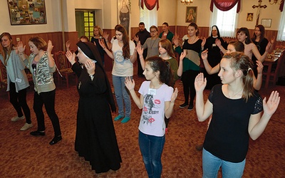 Powyżej: Dziewczyny uczyły się gestów,  z których ułożone są tańce religijne 