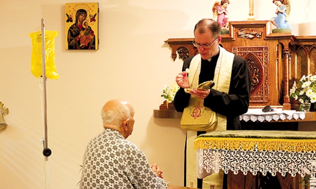   Ks. Łukasz Jończy w kaplicy Beskidzkiego Centrum Onkologii udziela Komunii św. 