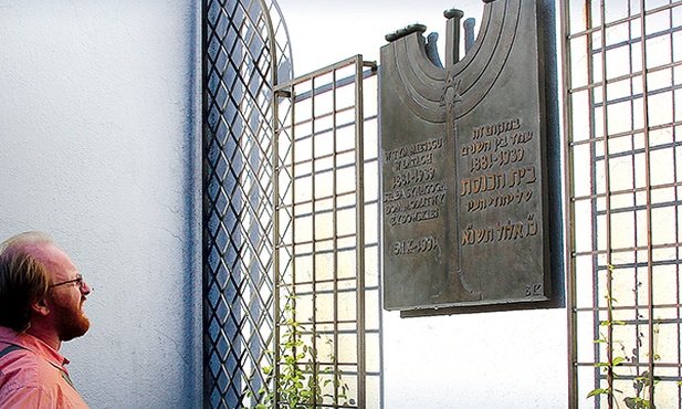  Tablica na ścianie Galerii BWA w Bielsku-Bialej upamiętniająca synagogę zburzoną w tym miejscu przez hitlerowców