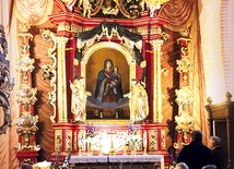   Przed Eucharystią wierni spotkali się na modlitwie różańcowej. Oczywiście u stóp ołtarza Patronki sanktuarium Poniżej: Niektóre elementy wymagały całkowitej odnowy malowania i złoceń 