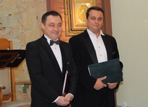 Robert Grudzień, wirtuoz organów i Dominik Sutowicz, tenor (z prawej)