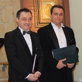 Robert Grudzień, wirtuoz organów i Dominik Sutowicz, tenor (z prawej)