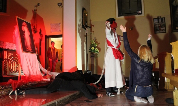 W kaplicy sióstr gimnazjaliści przygotwali pantomimę o wyzwileniu z grzechu, jakie przynosi Jezus i poprowadzili spotkanie modlitewne