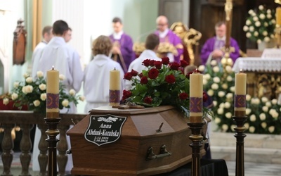 Ostatnie pożegnanie śp. Anny Abdank-Kozubskiej w kościele św. Marii Magdaleny w Cieszynie